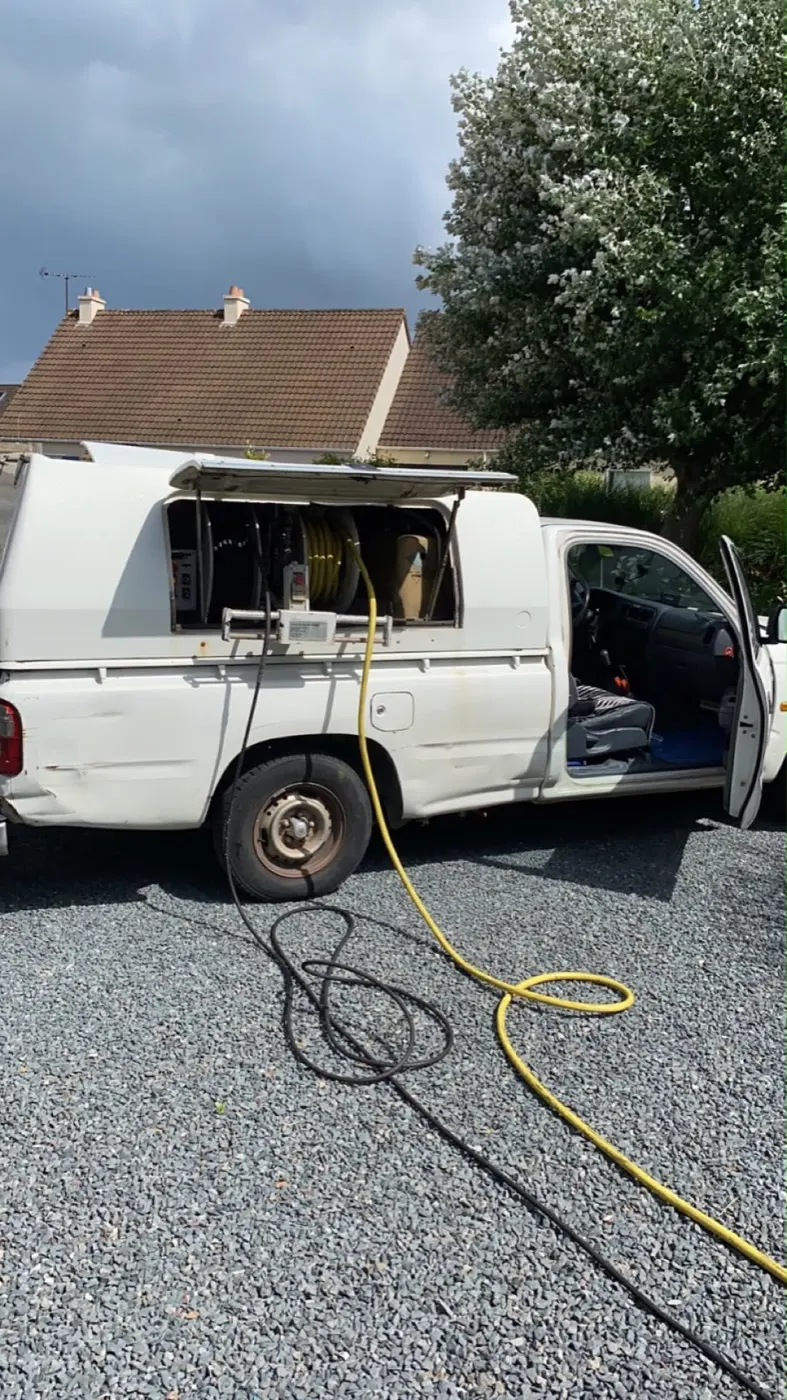 Camion hydrocureuse haute pression DP Pro Service sur un chantier